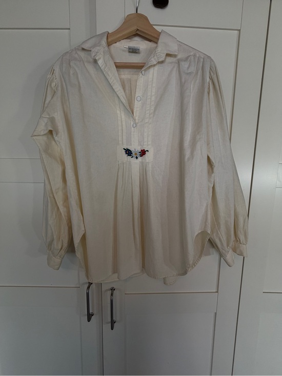 Tops - Cream Tee with Green Woven Logo Tag B12